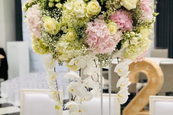Grote bloemstukken van 80 cm doormeter met hortensia, rozen en orchideeën geleverd voor het event van Friends of the Brands.