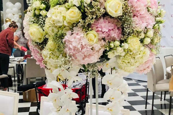 Grote bloemstukken van 80 cm doormeter met hortensia, rozen en orchideeën geleverd voor het event van Friends of the Brands.