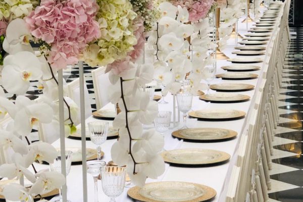 Grote bloemstukken van 80 cm doormeter met hortensia, rozen en orchideeën geleverd voor het event van Friends of the Brands.