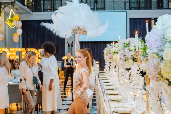 Grote bloemstukken van 80 cm doormeter met hortensia, rozen en orchideeën geleverd voor het event van Friends of the Brands.