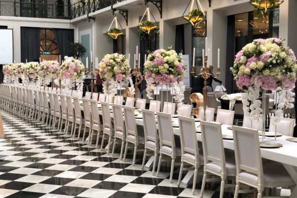 Grote bloemstukken van 80 cm doormeter met hortensia, rozen en orchideeën geleverd voor het event van Friends of the Brands.