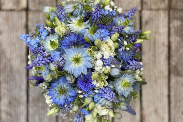 Blauw Bieder meier bruidsboeket FRM