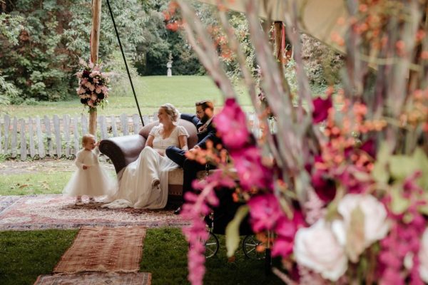 Bloemen brengen sfeer bij dit mooie huwelijksfeest FRM