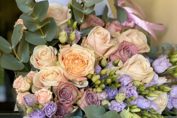 Boeket met wenskaart geleverd ddor FlowerRme