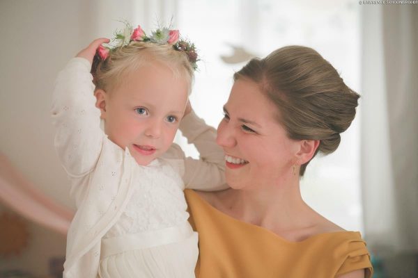 Bruidsmeisje met bloemenkroon FlowersRme