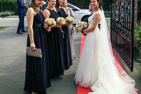 Bruidsmeisjes-met-identieke-boeketjes-FlowersRme