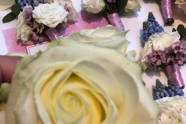 Corsage met lente bloemeb FlowersRme