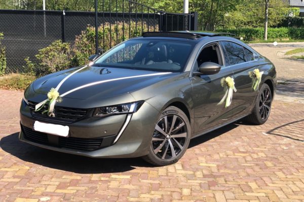 Eenvoudig mooie auto versiering met bloemen 19 Frm