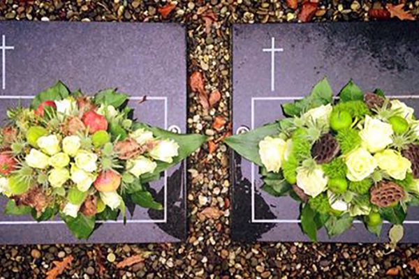Bloemen altaarstuk voor een begrafenis in kapel De Olijftak - Brasschaat, Frm.