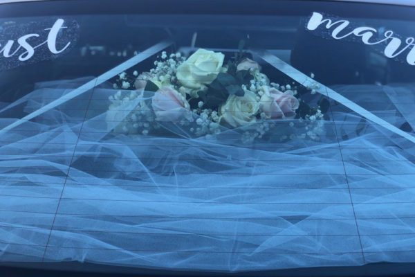 Just married autodecoratie met bloemen 18a Frm