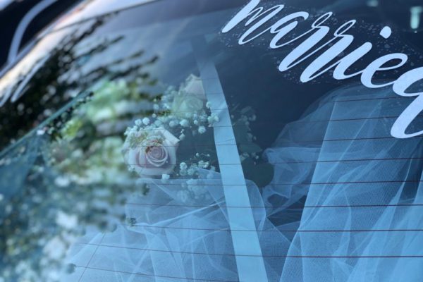 Just married autodecoratie met bloemen 18b Frm