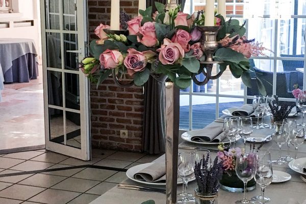 Lavendel-bloemen-tafel-feestzaal-1-FlowersRme
