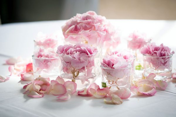 Pastel-bloemen-tafel-feestzaal-1-FlowersRme-