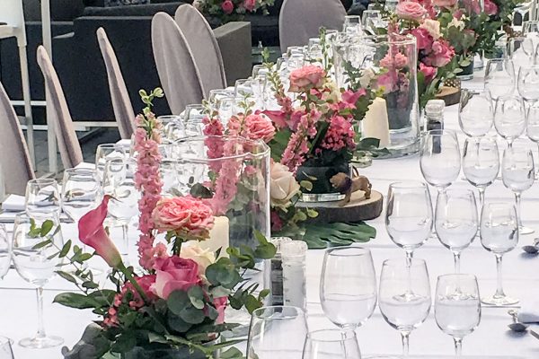 Pink-bloemen-tafel-feestzaal-1-Flowers-R-me
