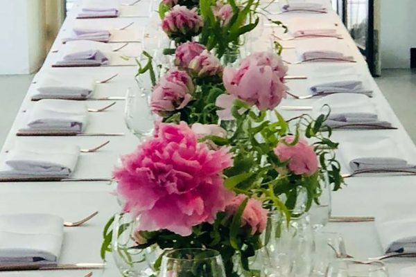 Pink-bloemen-tafel-feestzaal-3-Flowers-R-me