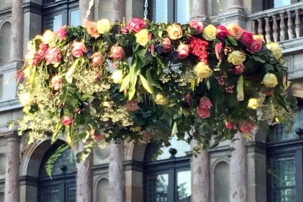 Grote bloemenring van rozen en greenery in de nok van de tent op de Grote Markt in Antwerpen.