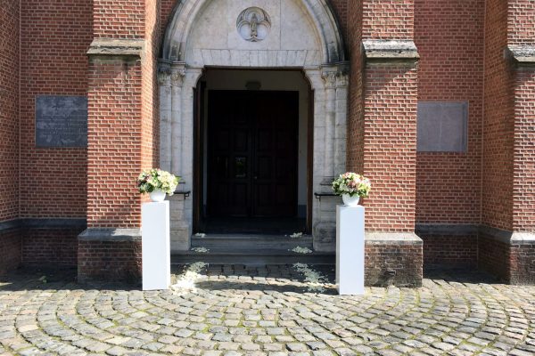 bloemen-ingang-kerk-PL-by-FRM