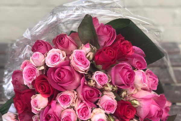 Grote bos bloemen met een variatie van roze rozen