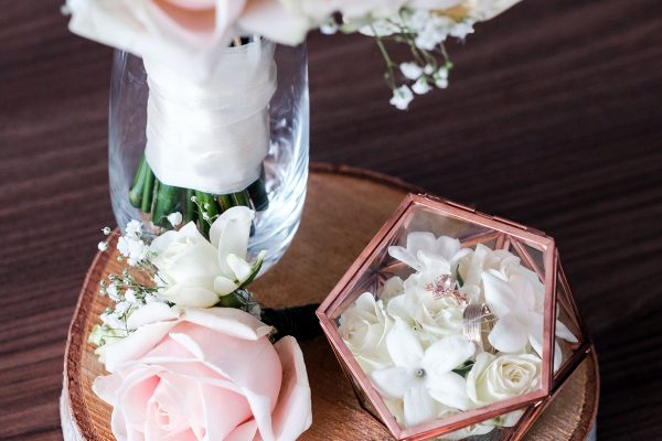bruidsboeket-corsage-en-ringdoosje-PL-by-FRM