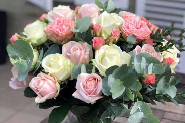 Verschillende kleuren rozen gebonden in een groot romantisch boeket.