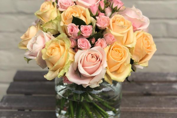 Mooi rozen boeket, een combinarie van grote peach kleurige rozen met fijne garden rozen