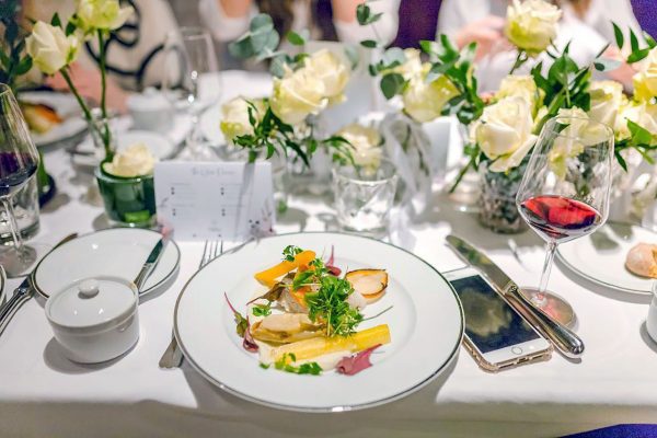 witte-bloemen-tafel-feestzaal-2-FlowersRme