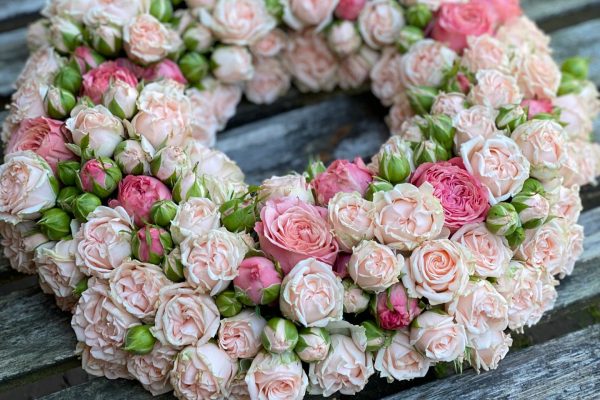 Rouwkrans met kleine roosjes Frm