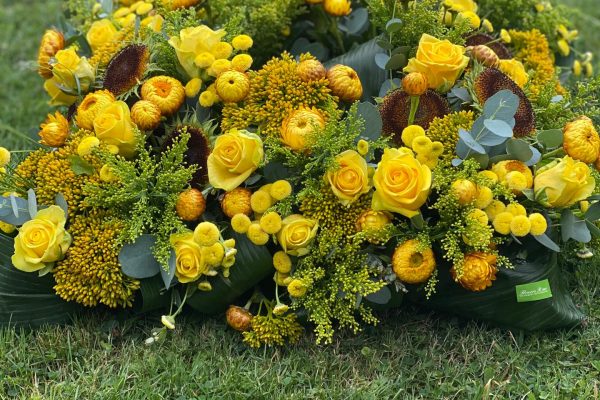 Urnestuk met grote zonnebloemen Frm