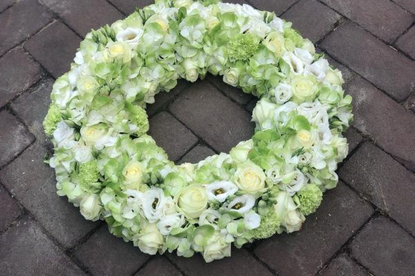 Witte rouwkrans Frm
