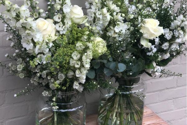 bloemen bij inkom kerk Frm