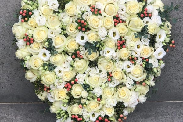 rouwhart met witte rozen en st jans kruid Frm
