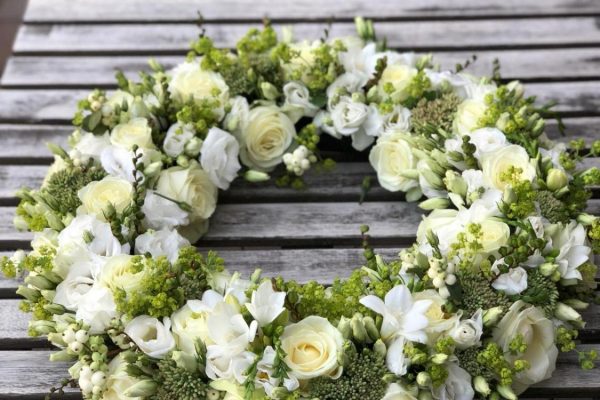 witte rouwkrans met fresia's FRM