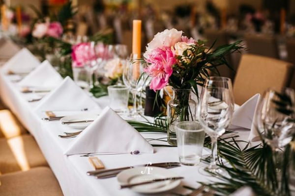 Bloemen op de feesttafel jungle wedding FRM