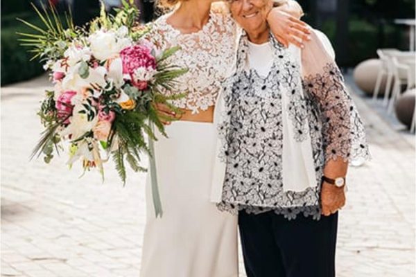 Bruid kust grootmoeder jungle wedding FRM