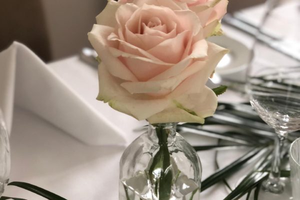 Feesttafel met bloemen jungle wedding 3 Frm