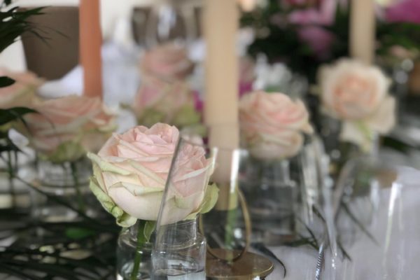 Feesttafel met bloemen jungle wedding 4 Frm