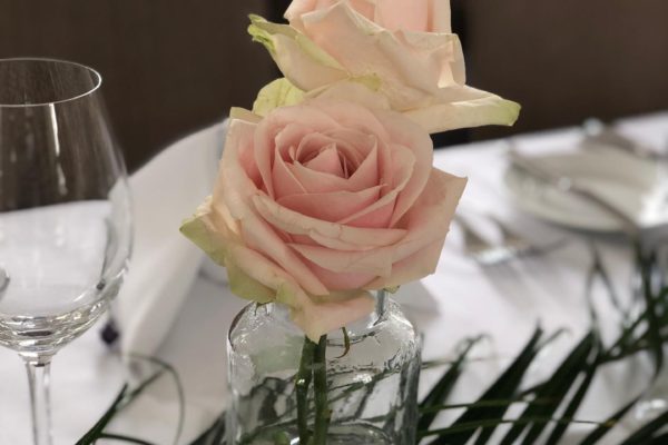 Feesttafel met bloemen jungle wedding 5 Frm