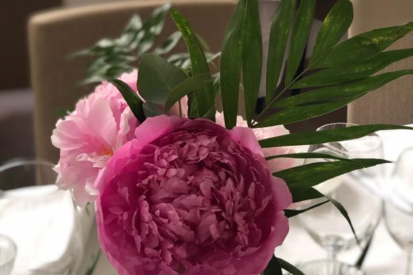 Feesttafel met bloemen jungle wedding 7 Frm