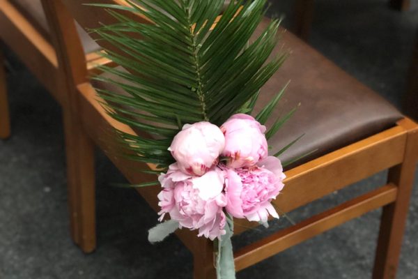 Kerkstoel versiering jungle wedding Frm