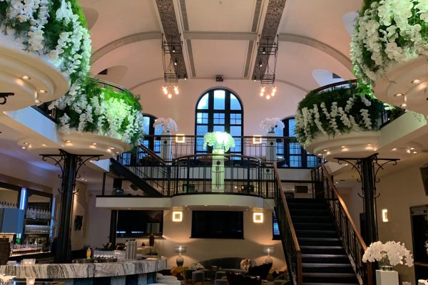 Beeld van de orchiedeeën in de zaal