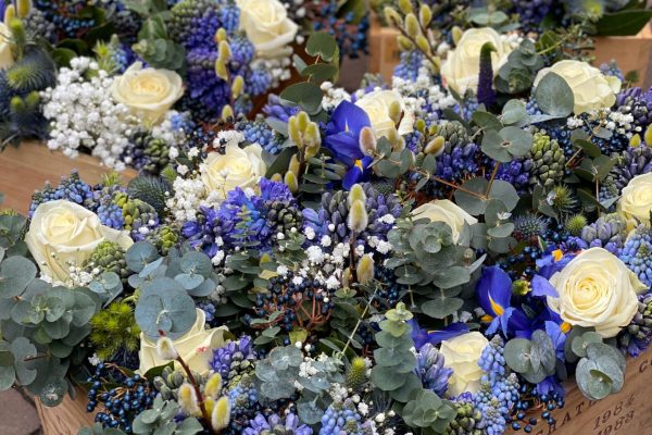 Blauw met witte bloemen in een wijnkratje SB FRM
