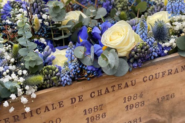 Blauw met witte bloemen, klaar voor de bloemenaankleding SB FRM
