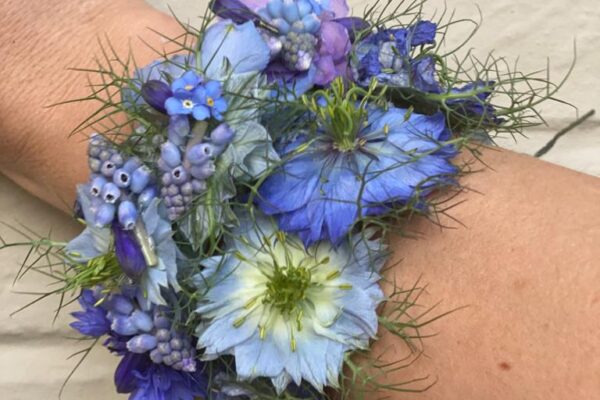 Bloemenarmband in verschillende bauw tinten FRM
