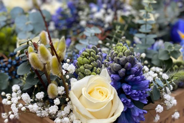 Bloemendetail blauw met witte bloemen SB FRM