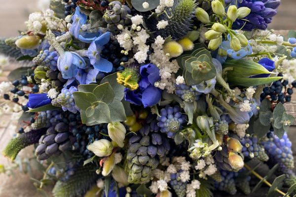 Bruidsboeket met blauwevoorjaarsbloemen SB FRM