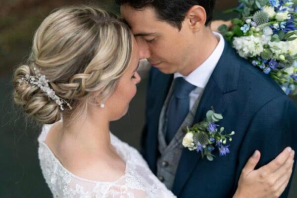 Gedetaileerde corsage met blauwe bloemen FRM