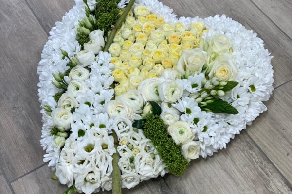 Hart met chryanten en fijne roosjes FRM
