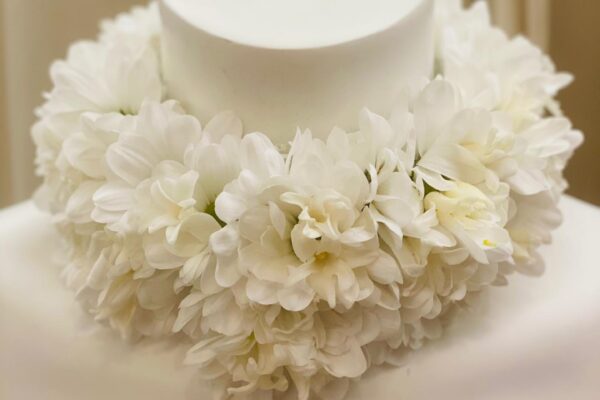 Hoge halsketting van bloemen FRM