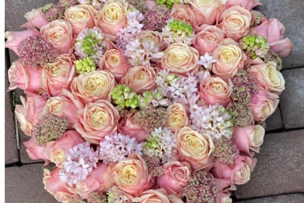 Fijn bloemenhart met roze rozen en seizoensbloemen FRM