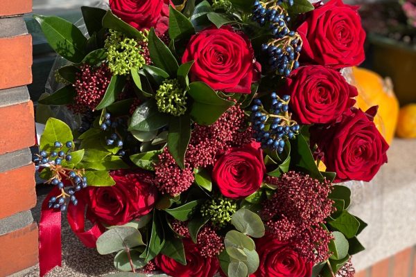 Herfstboeket met rode rozen geleverd op locatie FRM